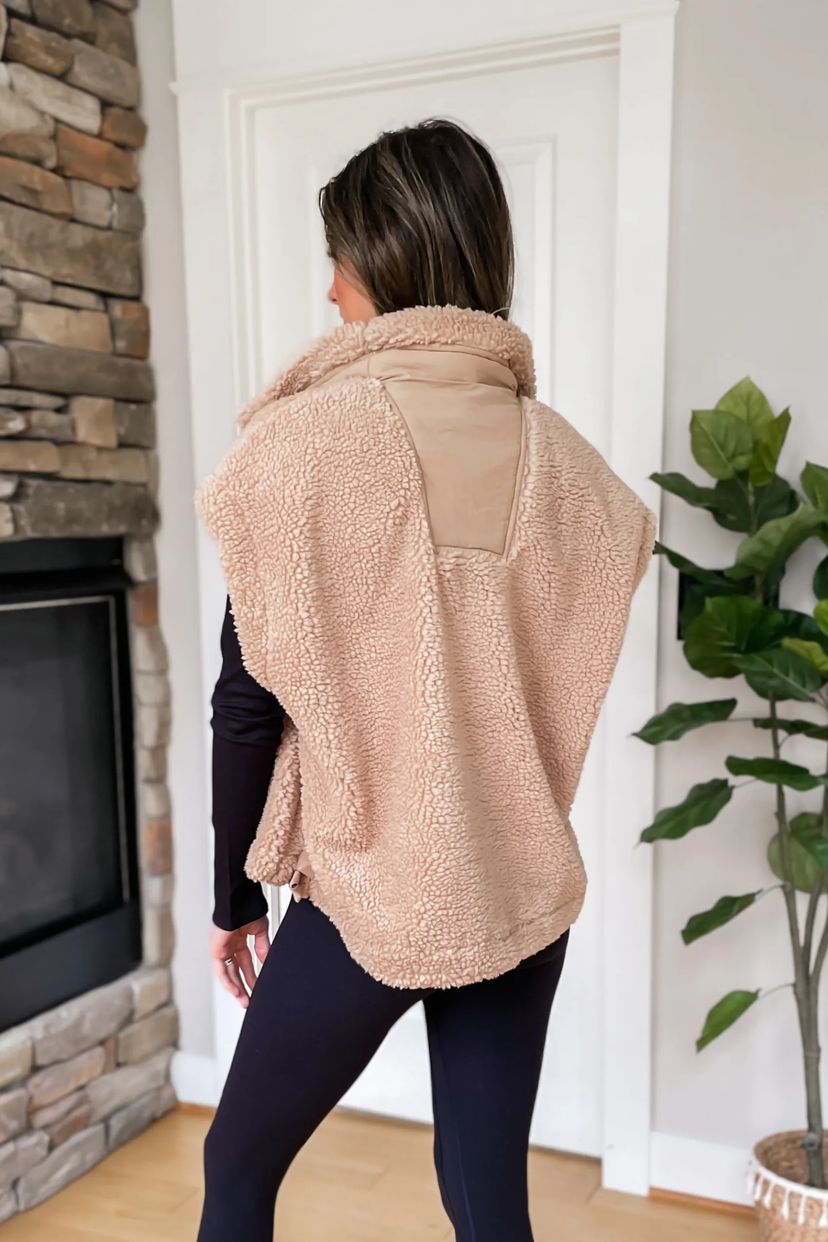 Finley Oversized Fleece Vest - Tan Beige